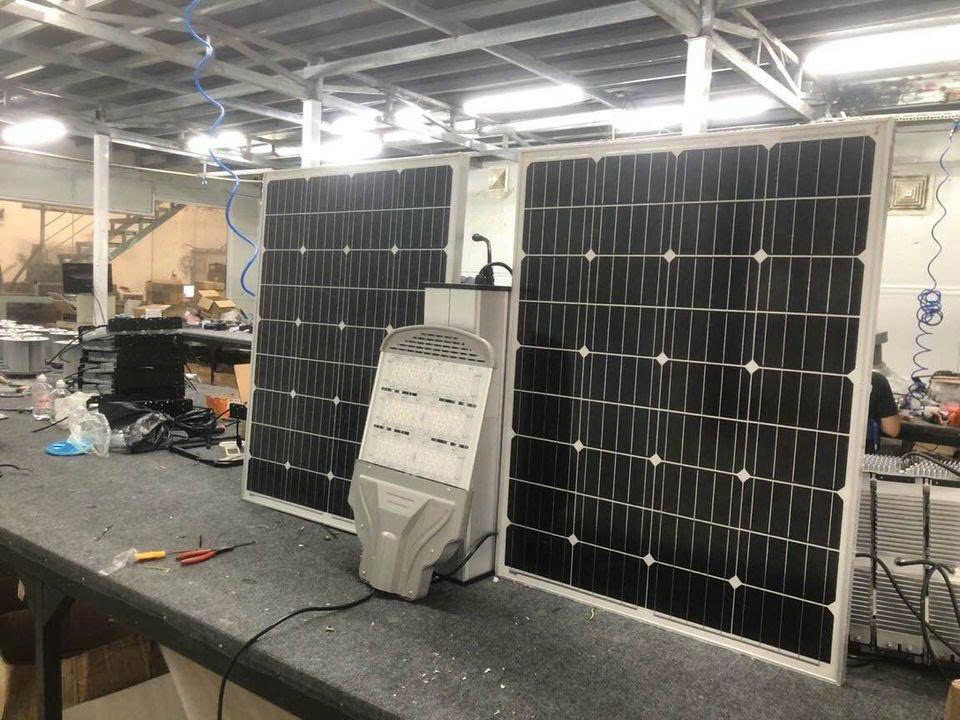 Đèn sân bóng năng lượng mặt trời