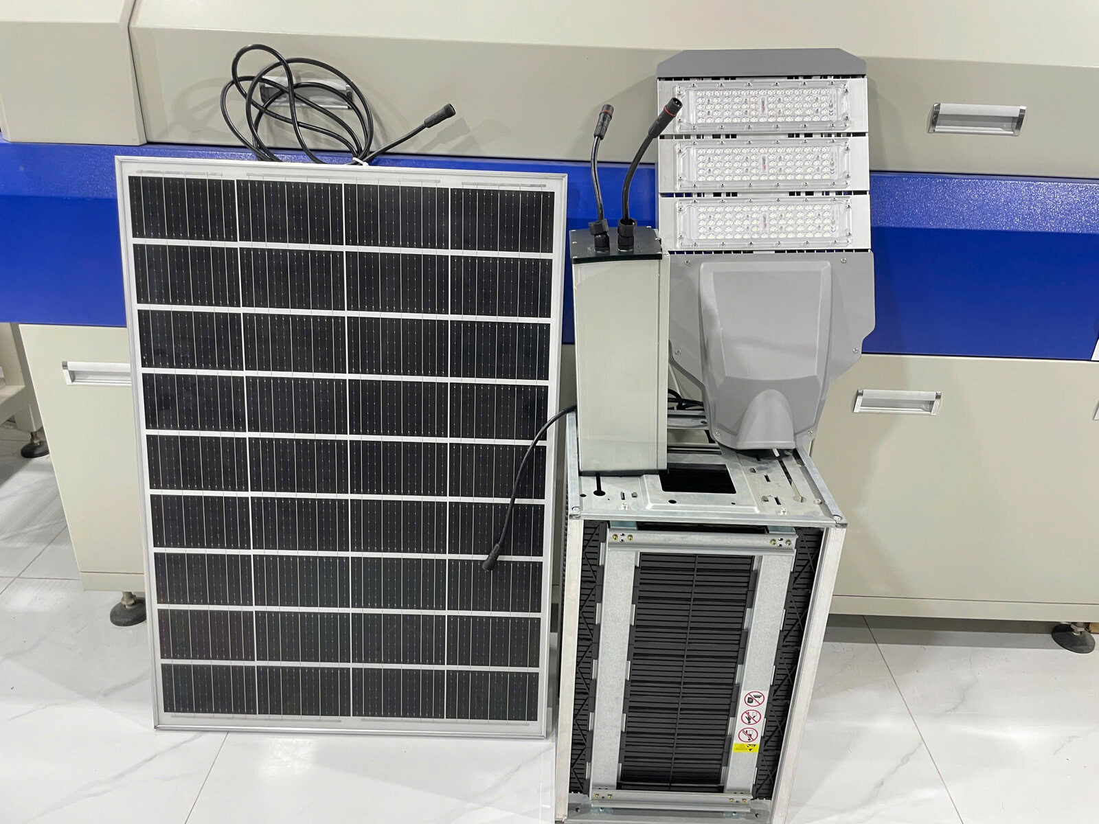 ĐÈN LED NĂNG LƯỢNG MẶT TRỜI 150W CHO SÂN BÓNG