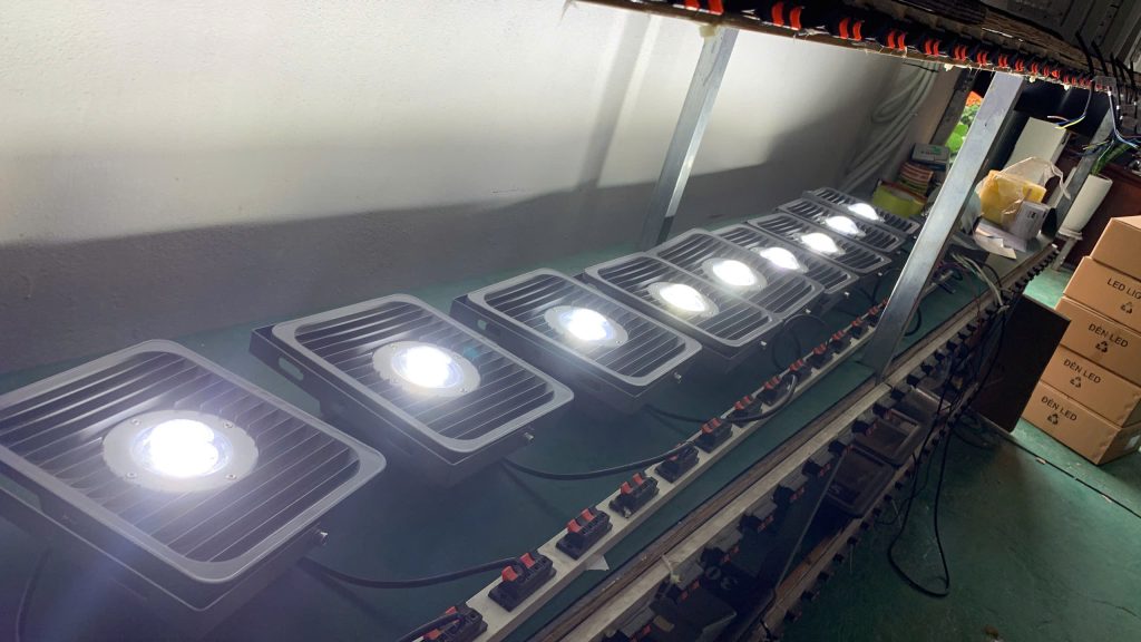đèn pha kẻ dọc 50W